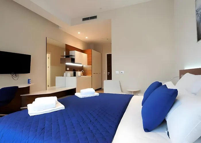 Condo Studio Plaza